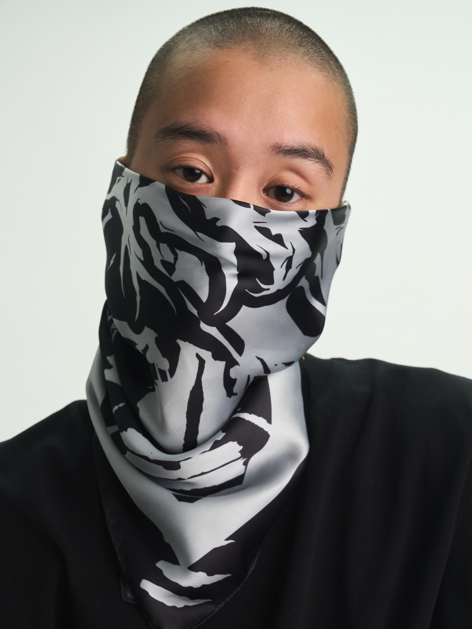 LEV BANDANA | BLACK SMOKE BEETLE - Image 2