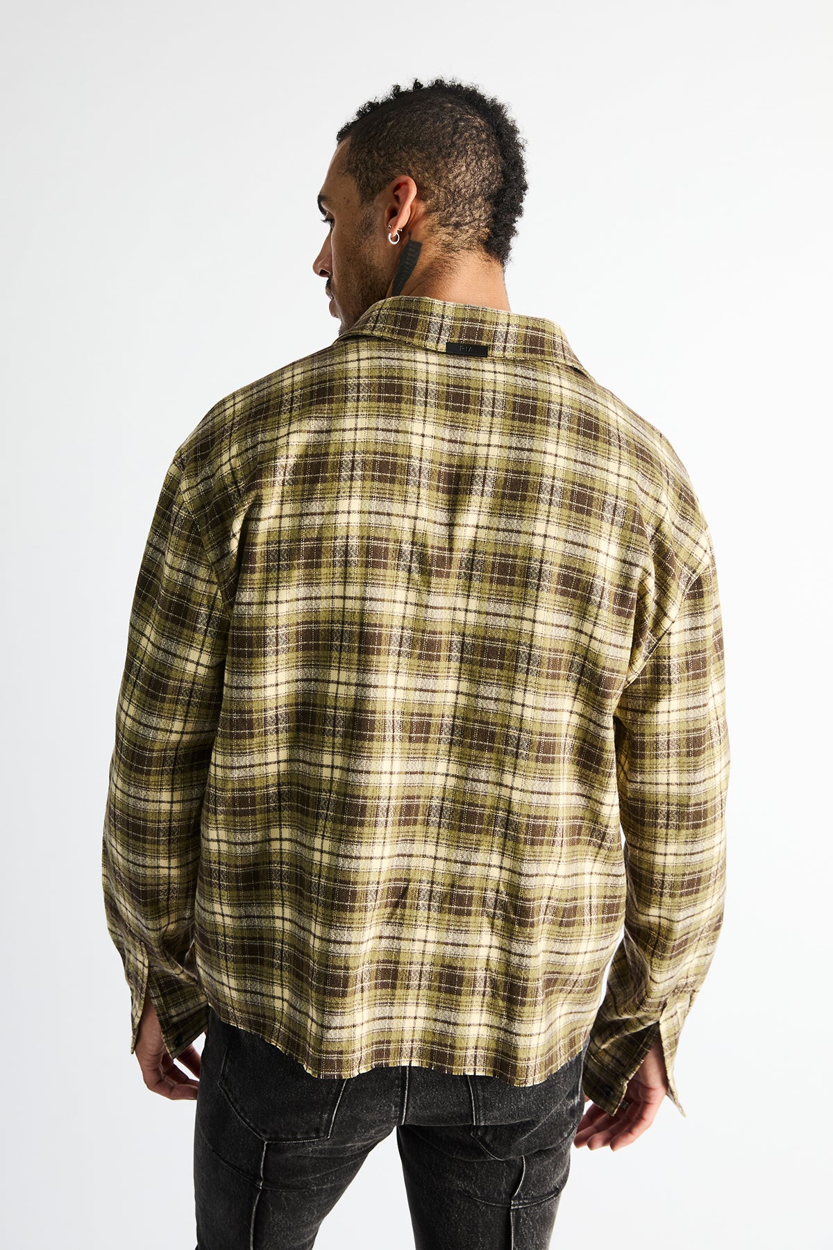 RYNOR CROPPED BUTTON UP SHIRT | OLIVE PLAID - Image 3